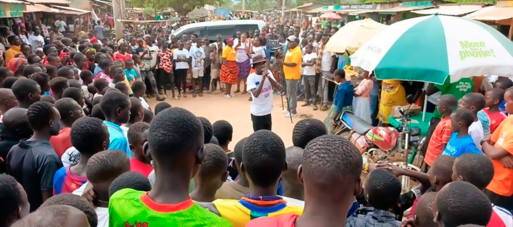 Crowd listening to the Komesha FGM Sasa / Born Perfect Caravans