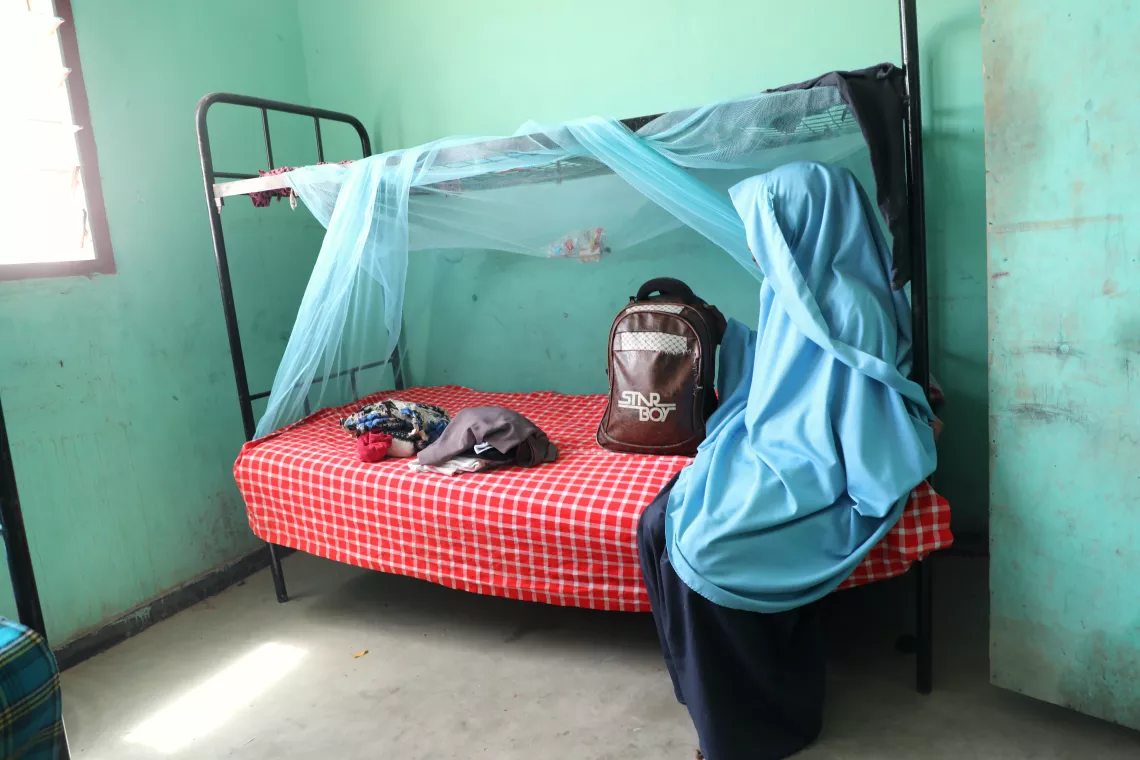 ©UNICEFKenya/LucasOdhiambo
Amira shows her belongings that she was rescued with.